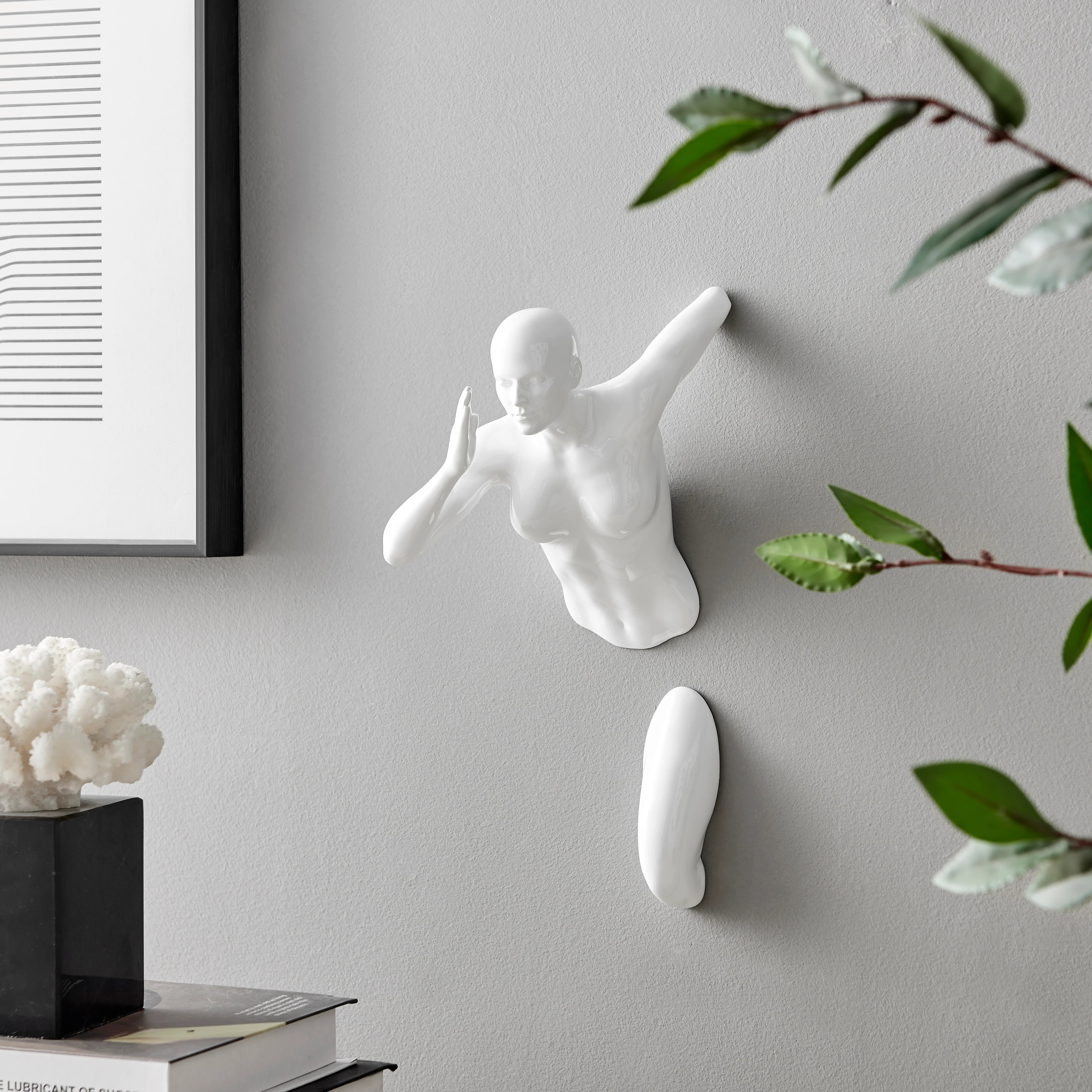 RUNNER WOMAN WALL DECOR - Euro Living Furniture