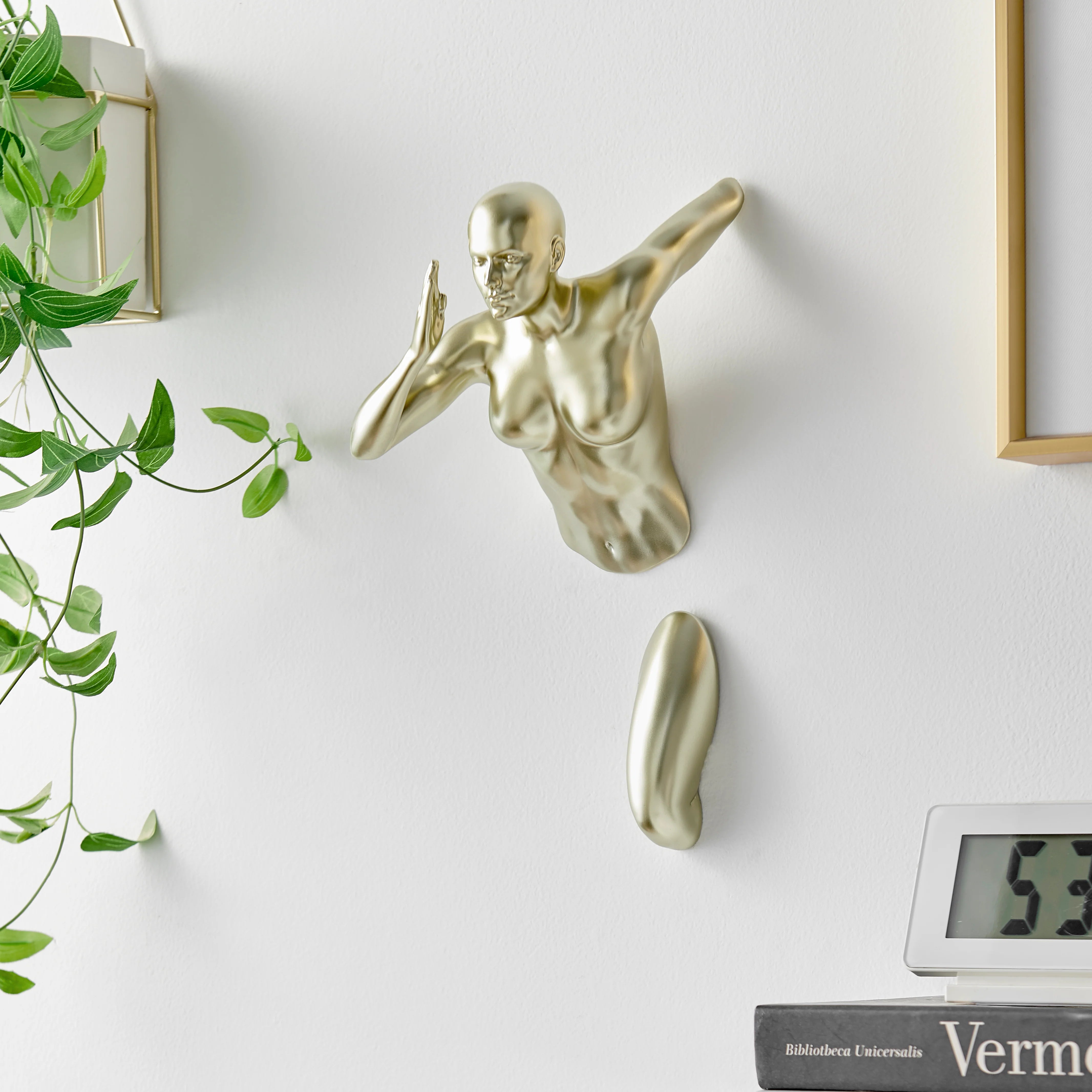 RUNNER WOMAN WALL DECOR - Euro Living Furniture