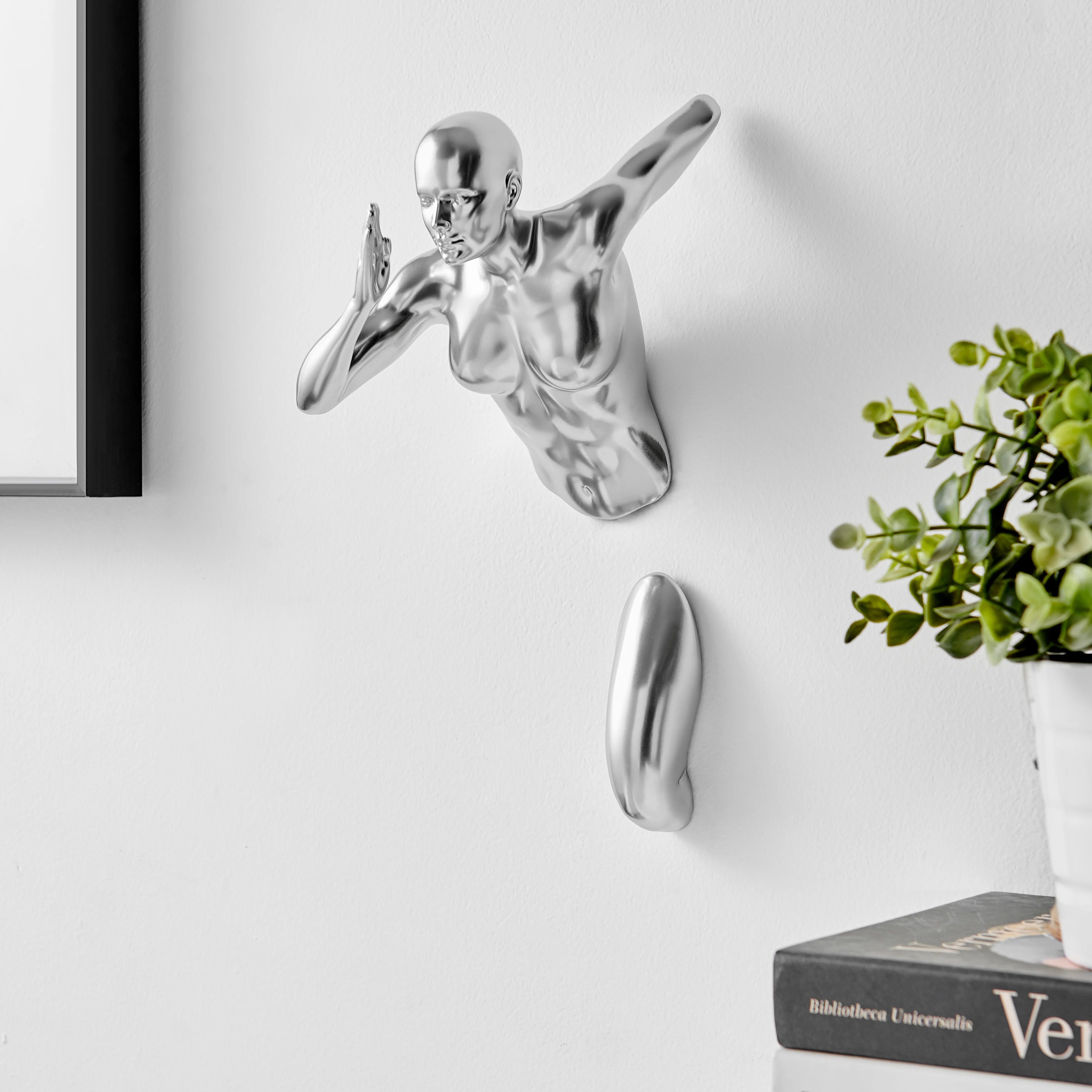 RUNNER WOMAN WALL DECOR - Euro Living Furniture