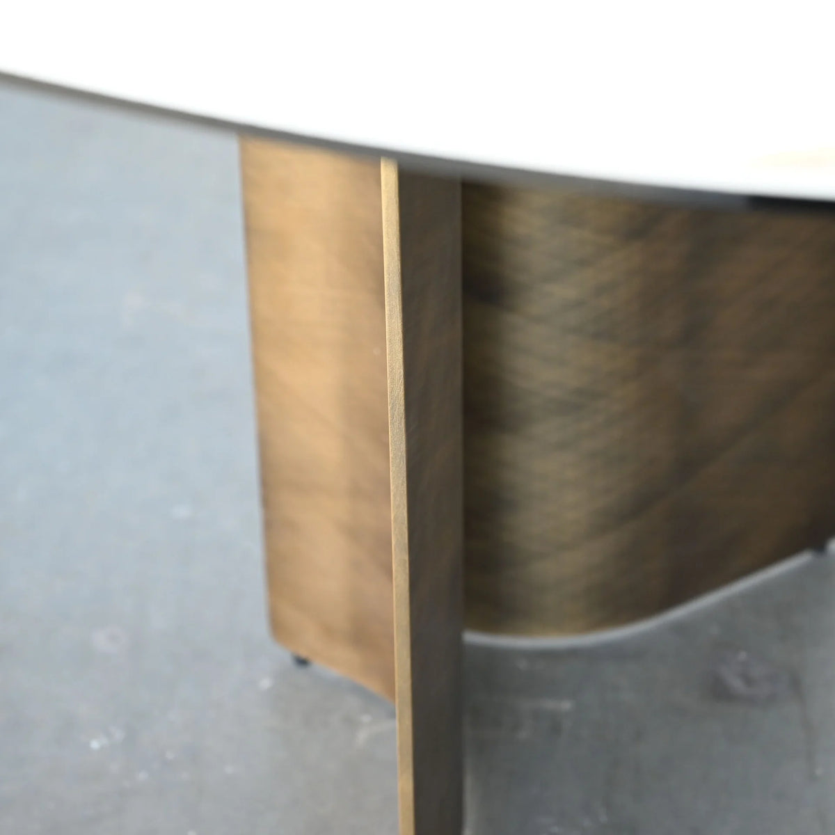Sole Dining Table – Euro Living Furniture