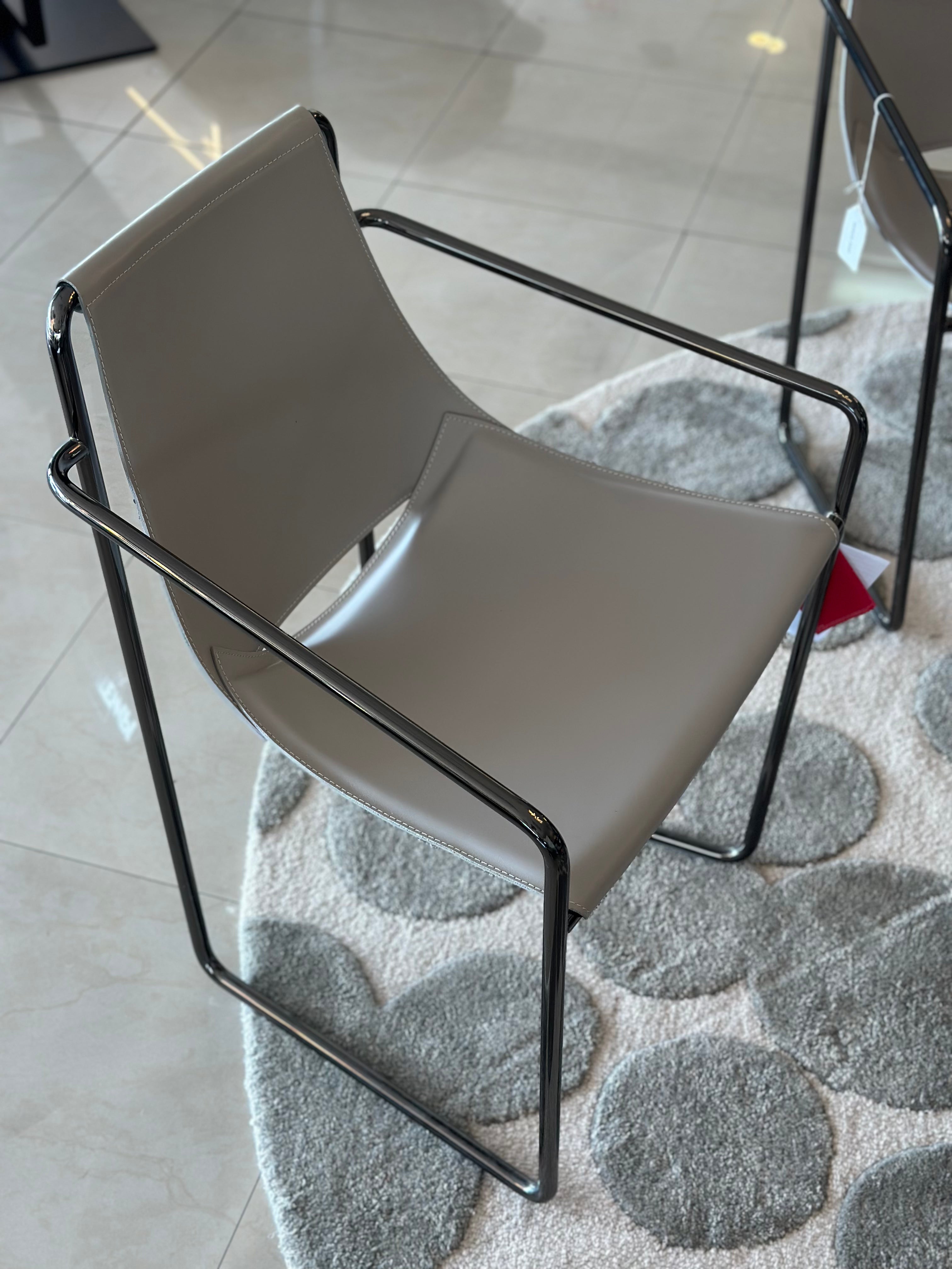 ROUND DINING TABLE + 4 CHAIRS - Euro Living Furniture