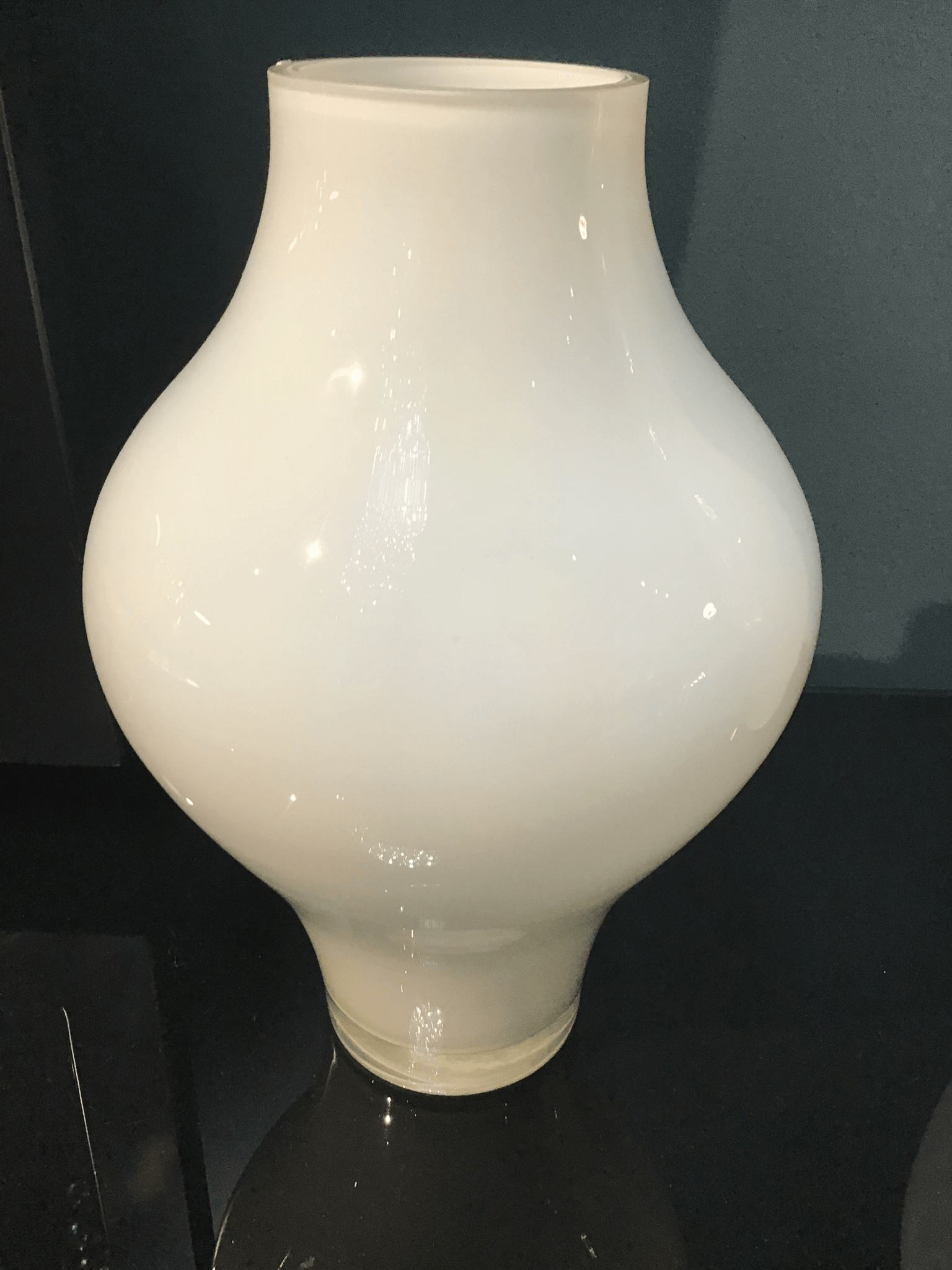 Pear vase, white - Euro Living Furniture
