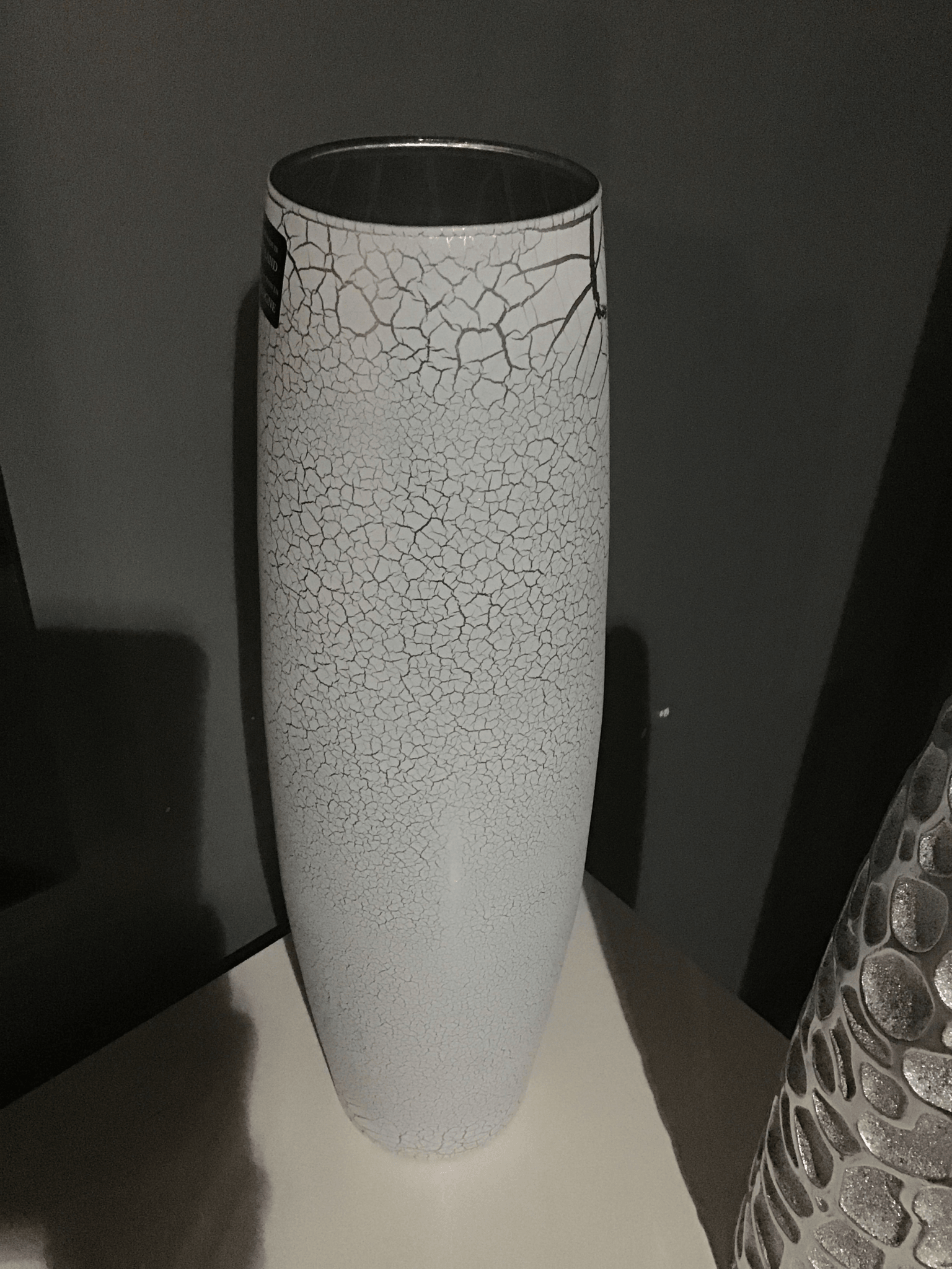 Cracked vase, White - Euro Living Furniture
