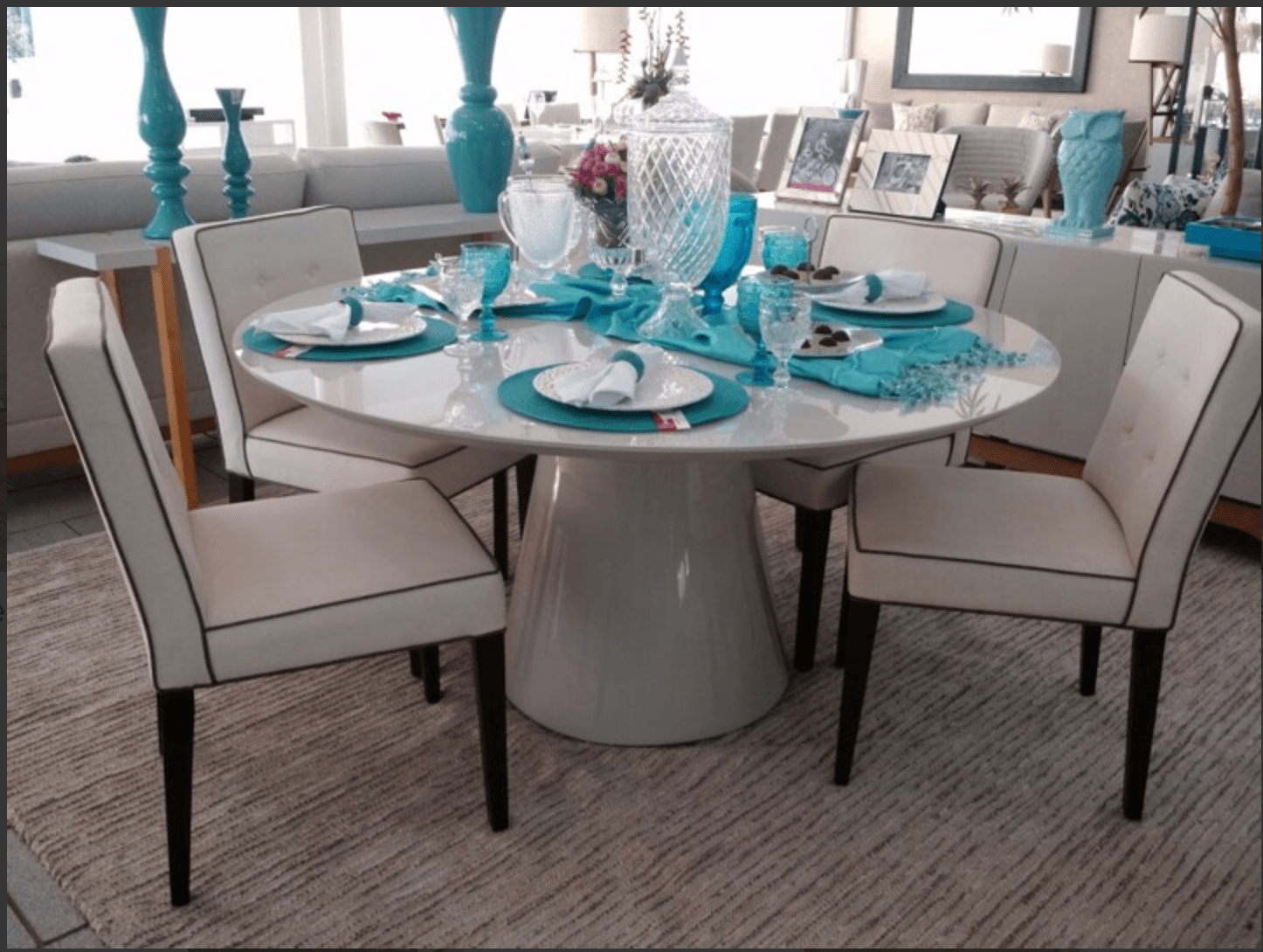 Leslie Round Dining Table White HG 59in - Euro Living Furniture